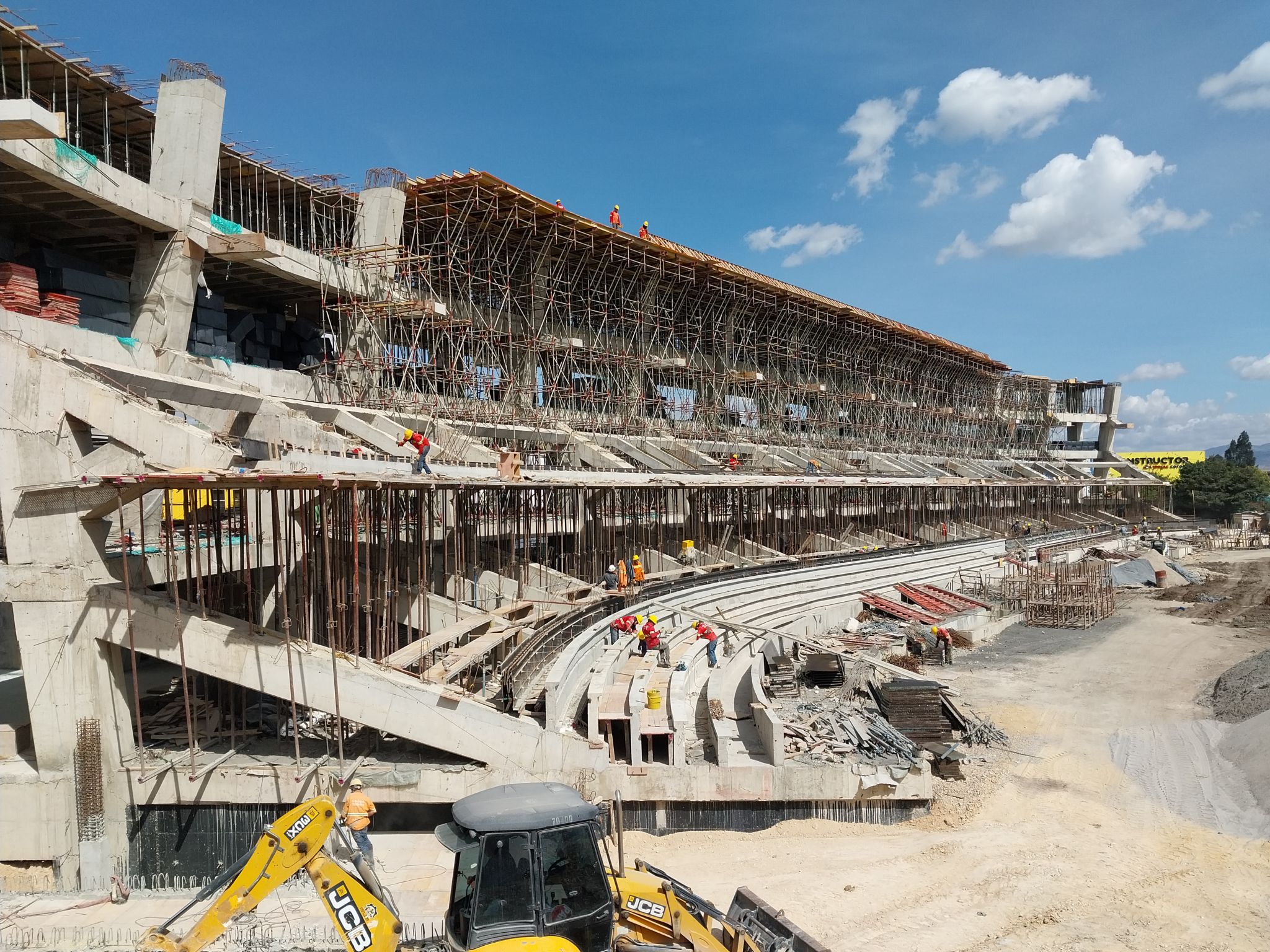 Vista del proyecto del Estadio Municipal de Mosquera en Colombia, destacando las soluciones de encofrado utilizadas.